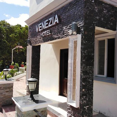 Venezia Suites Hotel Iloilo Buitenkant foto
