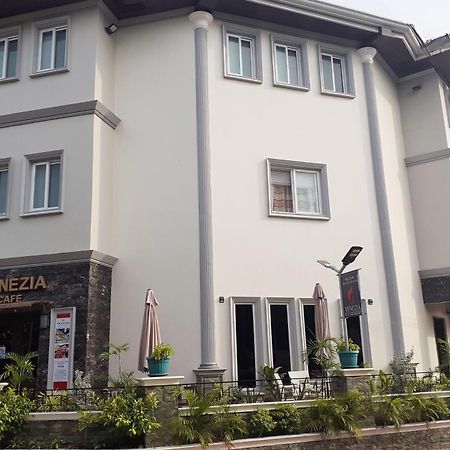 Venezia Suites Hotel Iloilo Buitenkant foto