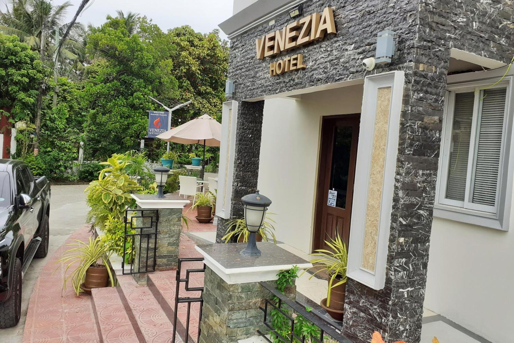 Venezia Suites Hotel Iloilo Buitenkant foto